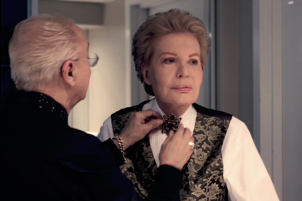 https://latinamedia.co/wp-content/uploads/2020/07/Mucho_Mucho_Amor__The_Legend_of_Walter_Mercado_01_23_14_07_RC-1024x683.jpg