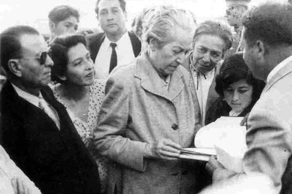 Gabriela Mistral reads to a crowd