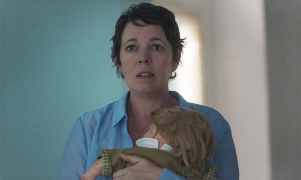 THE LOST DAUGHTER. OLIVIA COLMAN as LEDA. CR: COURTESY OF NETFLIX