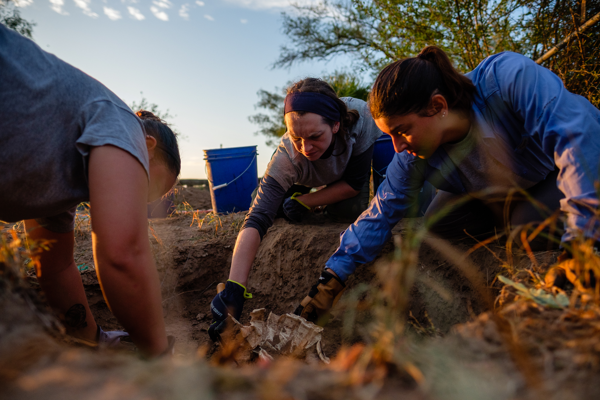 Behind the scenes photo from "El Equipo" showing team members working on a dig