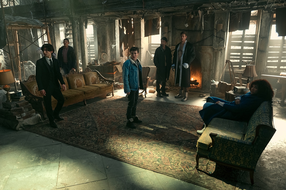 The Umbrella Academy. (L to R) Aidan Gallagher as Number Five, David Castañeda as Diego Hargreeves, Elliot Page as Viktor Hargreeves, Robert Sheehan as Klaus Hargreeves, Tom Hopper as Luther Hargreeves, Emmy Raver-Lampman as Allison Hargreeves in episode 402 of The Umbrella Academy. Cr. Christos Kalohoridis/Netflix © 2024