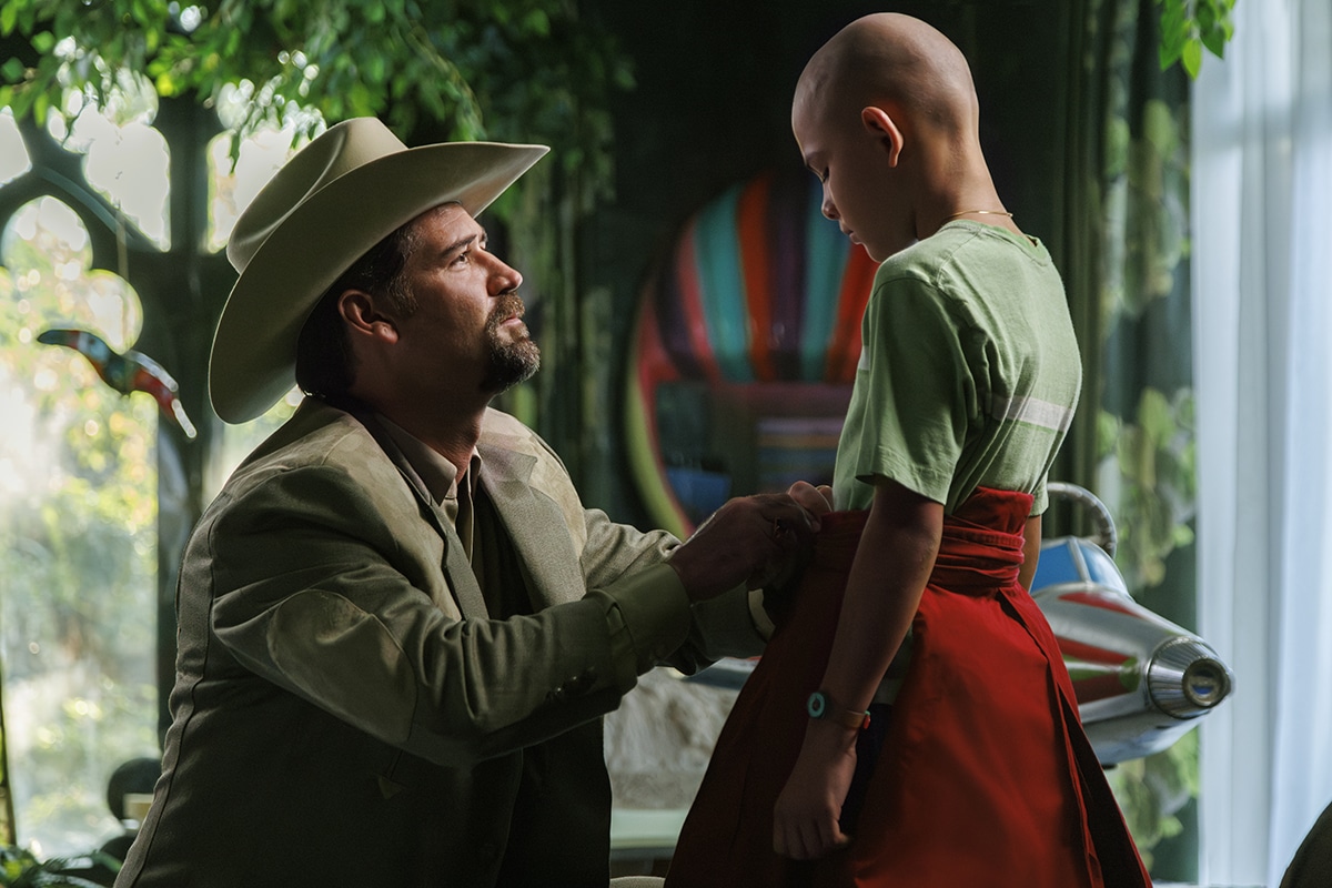 Down the Rabbit Hole. (L to R) Manuel García-Rulfo as Yolcaut, Miguel Valverde as Tochtli in Fiesta en la Madriguera. Cr. Claudia Cruz Barigelli / Netflix ©2024